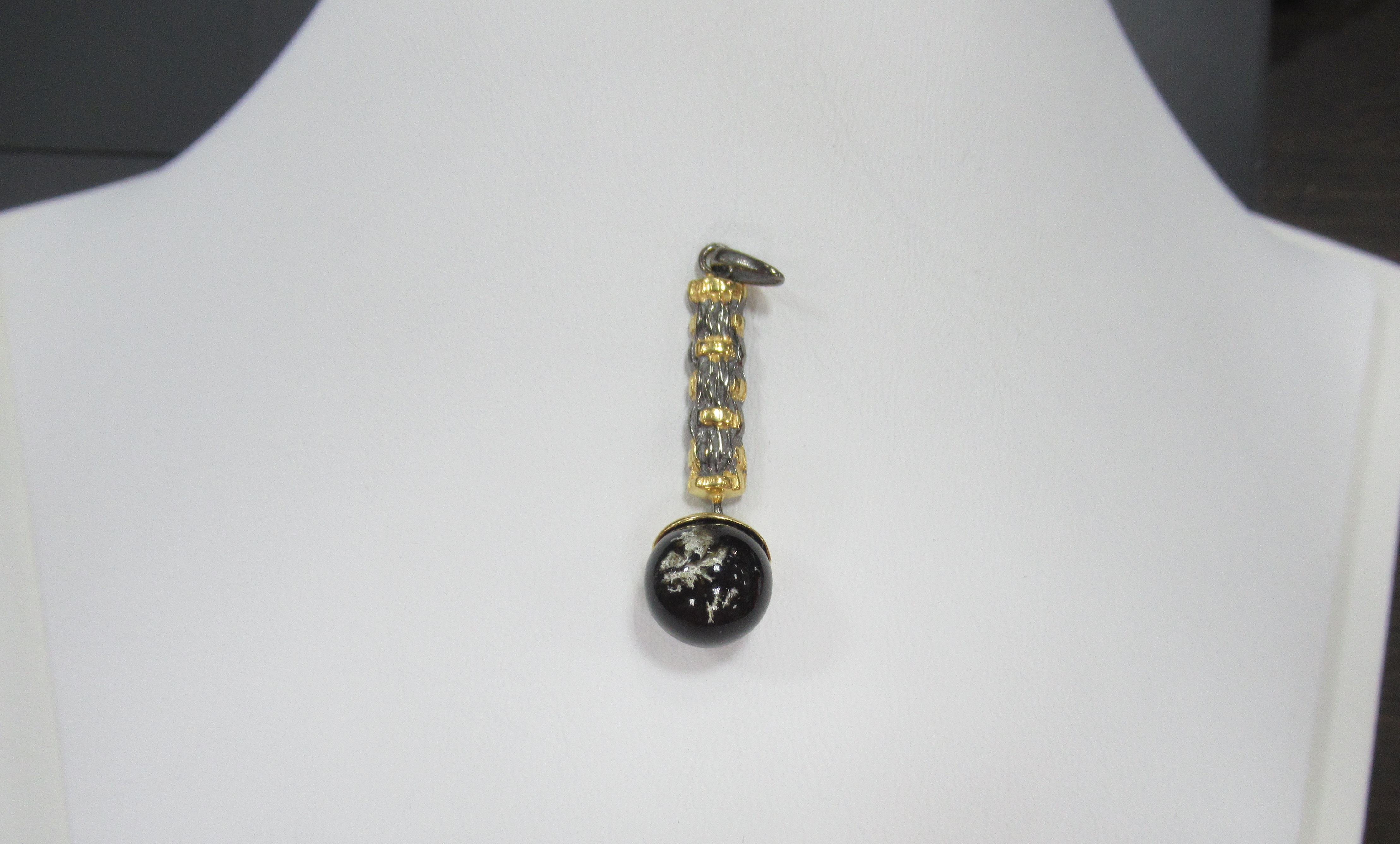 Серебряная подвеска с янтарем